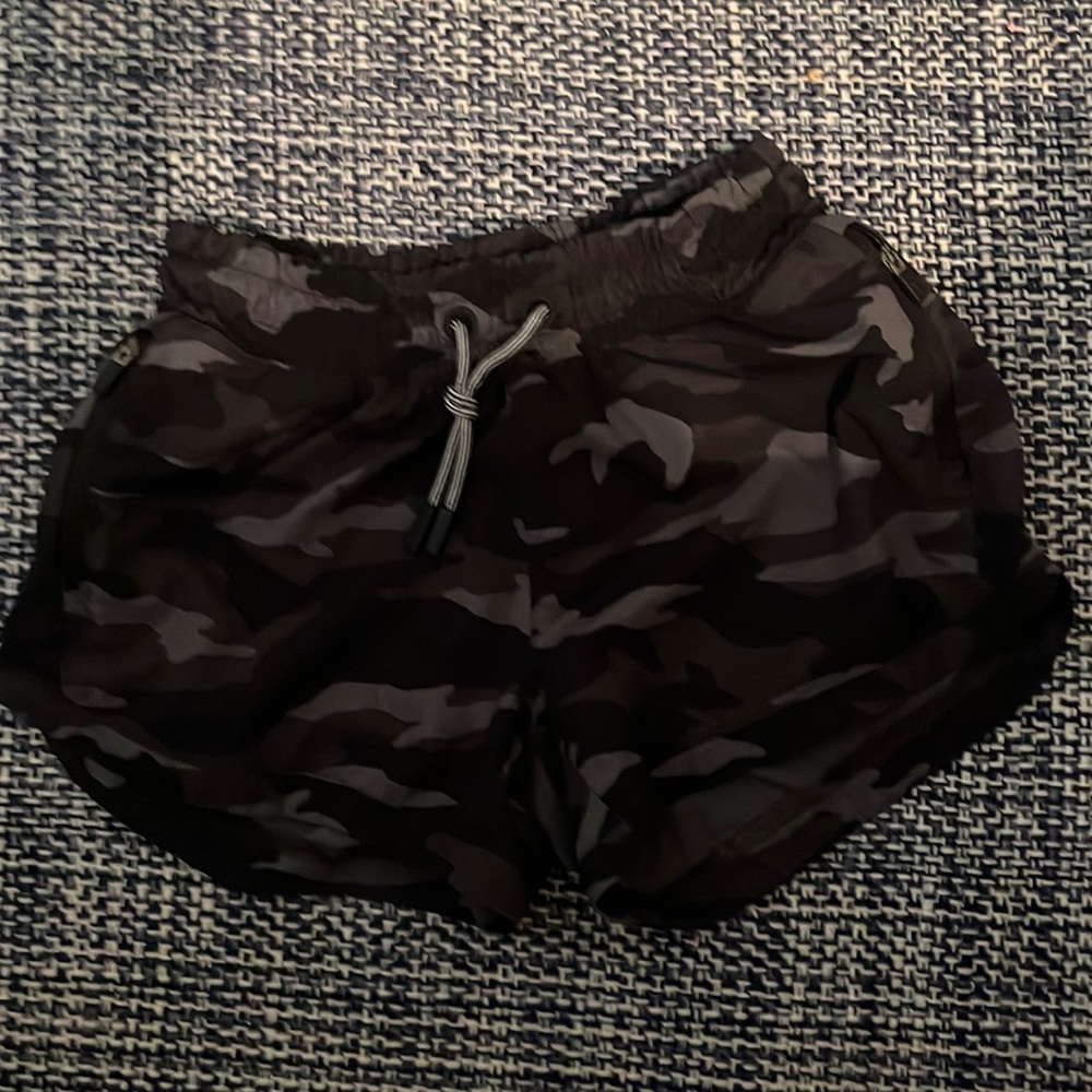 athleta girls camo shorts! brand new, no rips or pilling size medium for girls
